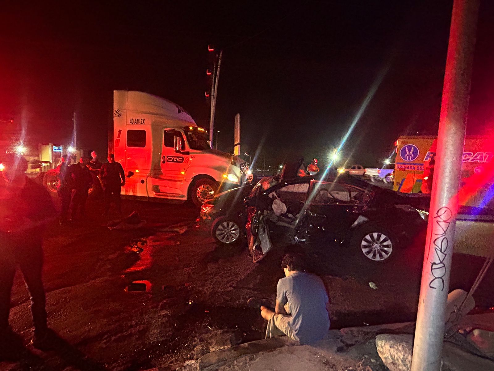Conductor ebrio se pasa semáforo en rojo y deja a dos jóvenes en estado ...